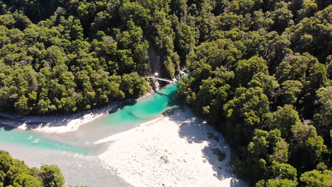 Vista panoramica del sentiero delle Pozze Blu nella costa occidentale, Nuova Zelanda - Acqua azzurra del fiume con sabbia bianca e lussureggiante foresta di faggi verdi - drone aereo.