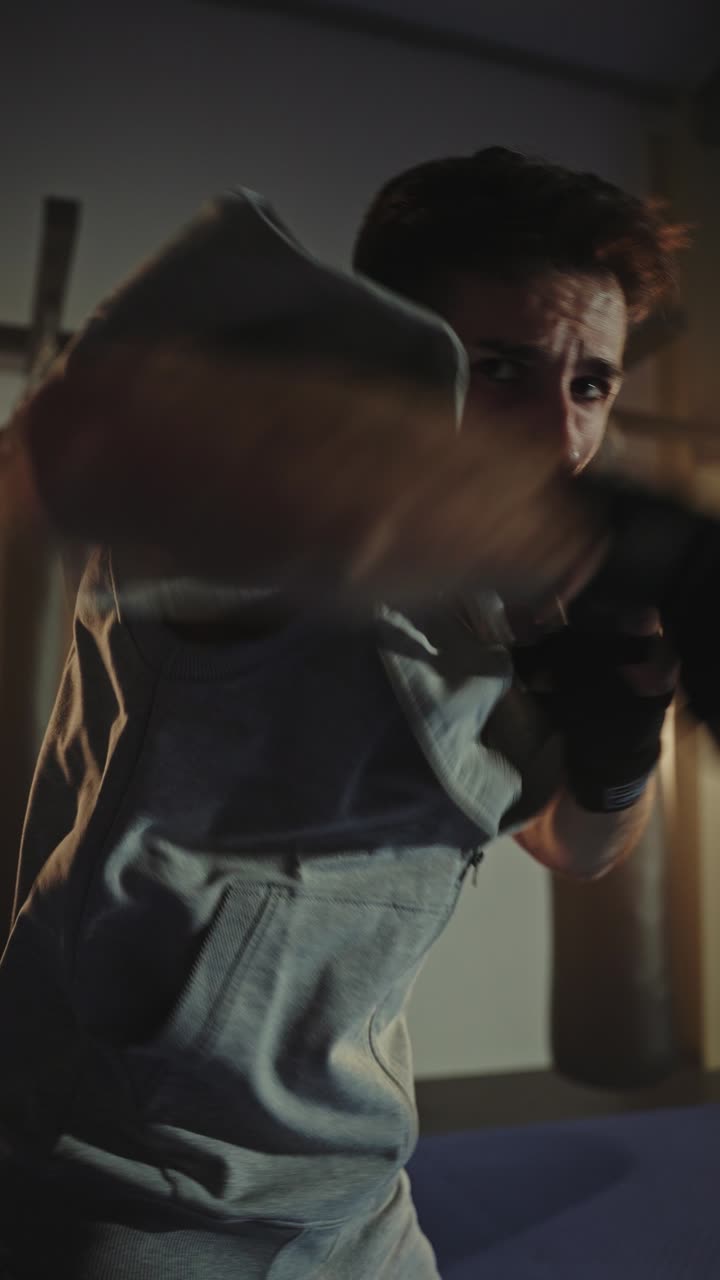 hombre de boxeo en el gimnasio