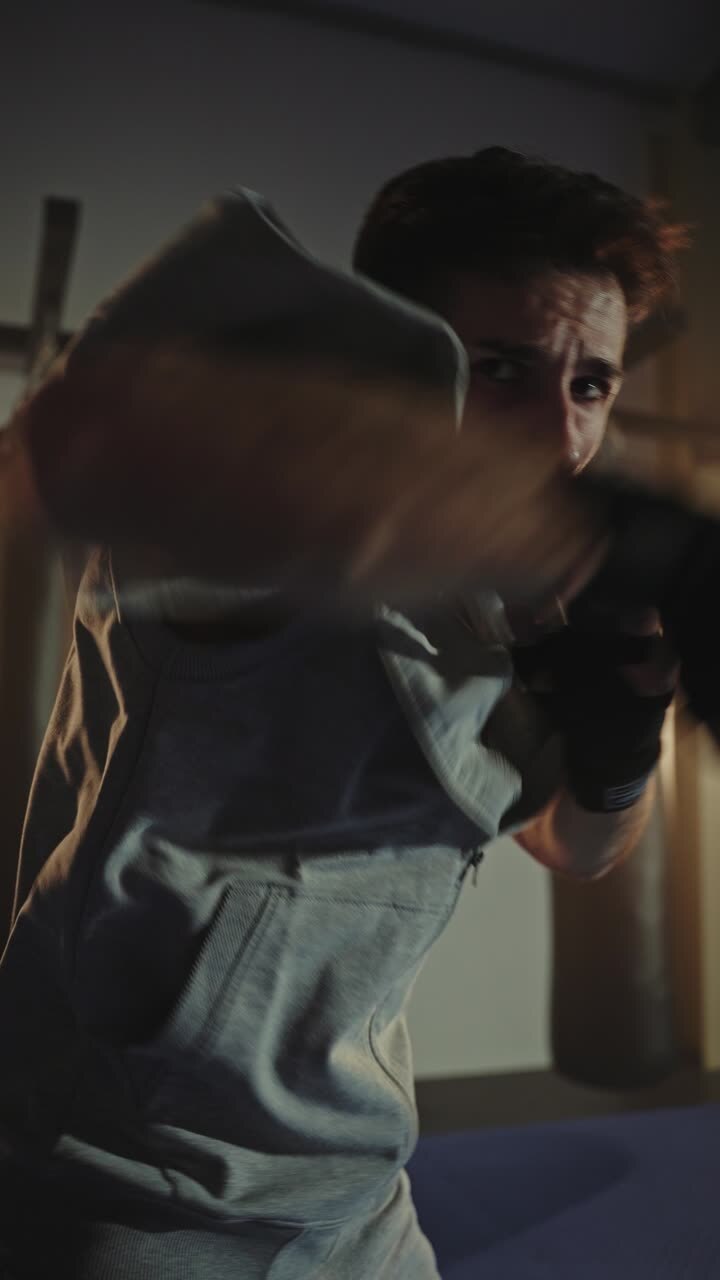 Uomo che fa boxe in palestra