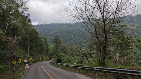 un recorrido panorámico por una curva carretera de montaña