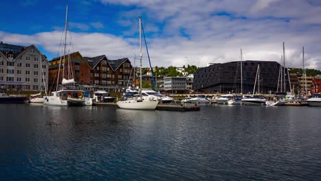 Vista-De-Un-Puerto-Deportivo-En-Tromso,-Al-Norte-De-Noruega