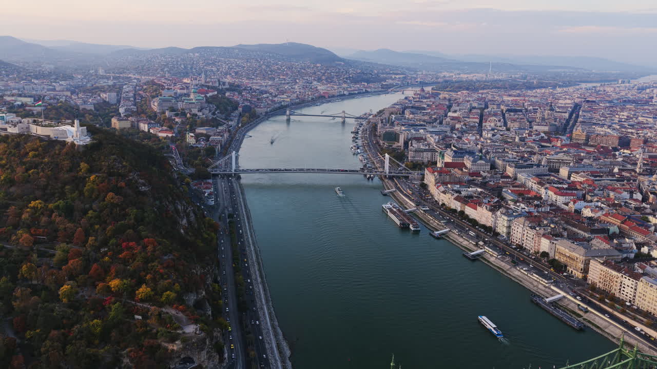Un'ampia veduta aerea di Budapest che mostra il corso del Danubio attraverso la città, fiancheggiata dalla storica Buda e dalla vivace Pest