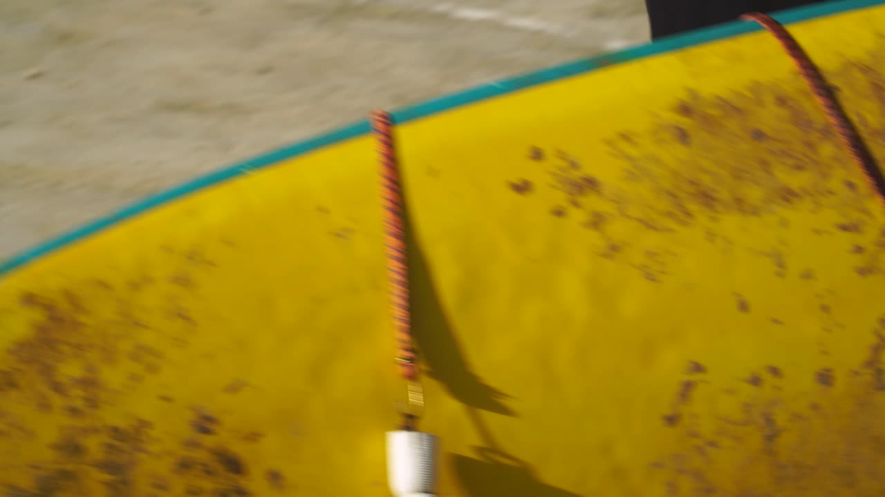 베트남에서 서핑보드를 들고 오토바이를 운전하는 사람