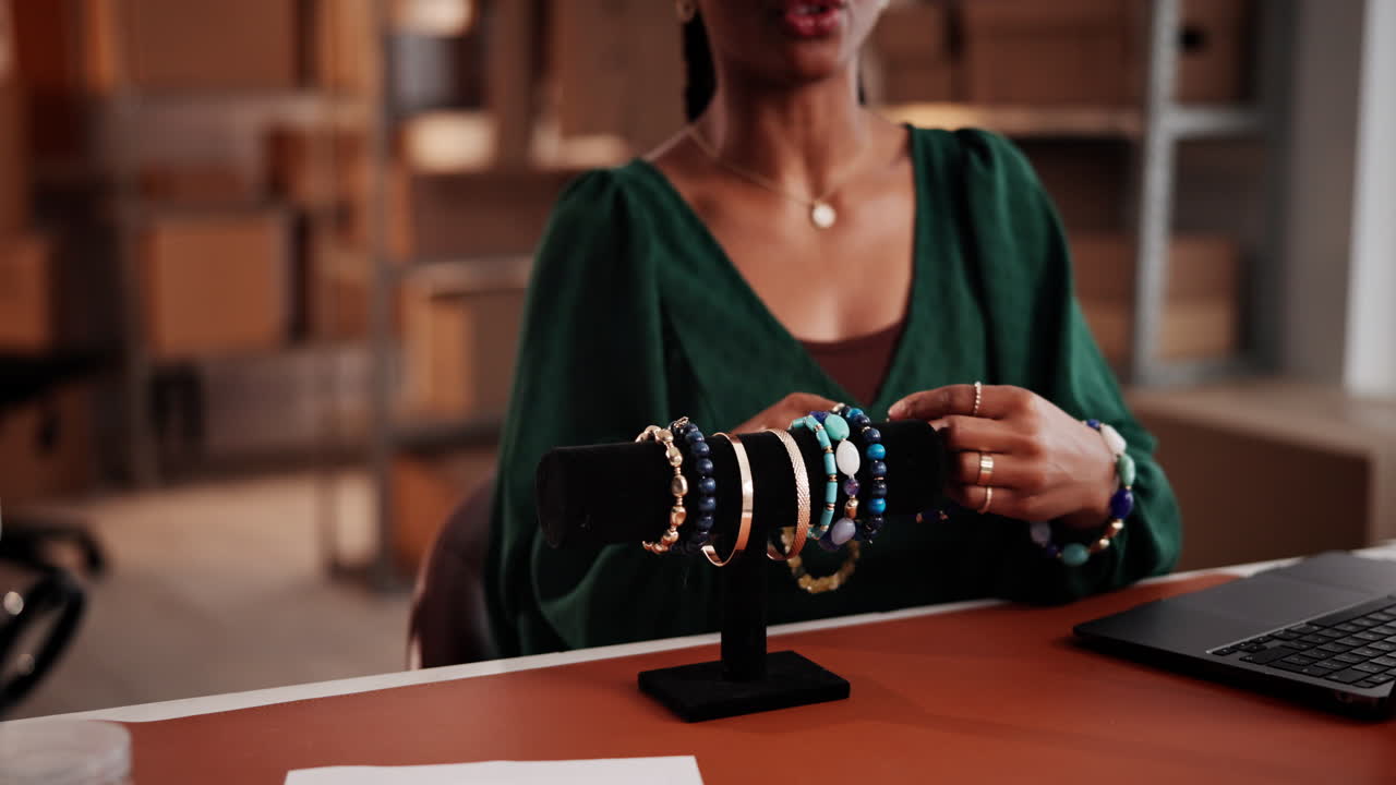 Donna che espone braccialetti fatti a mano per la sua attività di gioielli online.
