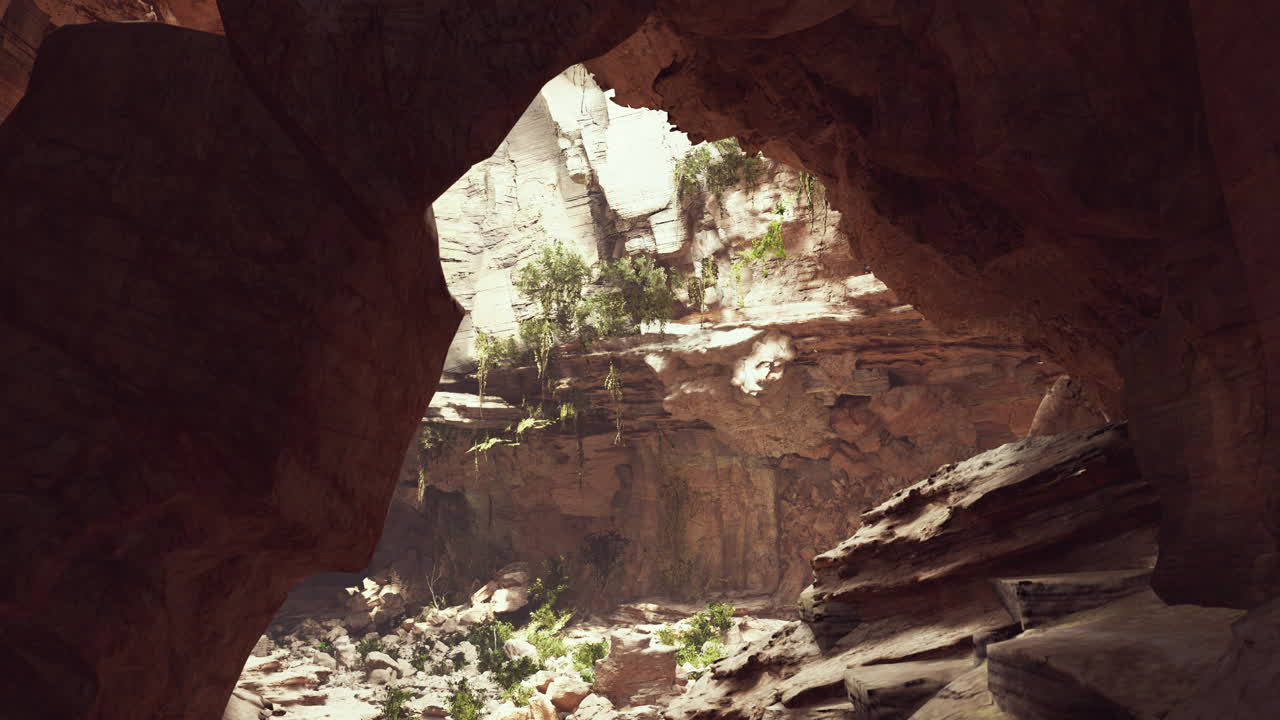 gran cueva rocosa de hadas con plantas verdes
