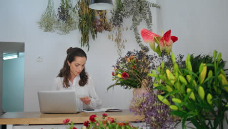 empresario florista pensativo comienza a trabajar en la oficina de la tienda de flores. concepto de negocio.
