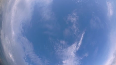 Cielo-Azul-Y-Capa-De-Nubes-Moviéndose-En-Una-Hermosa-Tarde-Soleada