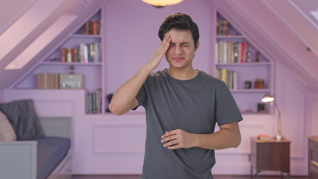 머리가 아프고 있는 인도인