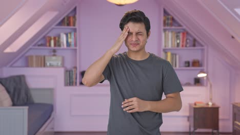 hombre indio con dolor de cabeza