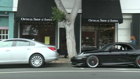 Ein-Auto-Fährt-Eine-Straße-In-Santa-Monica-Kalifornien-Entlang,-Gesehen-Durch-Das-Seitenfenster-3