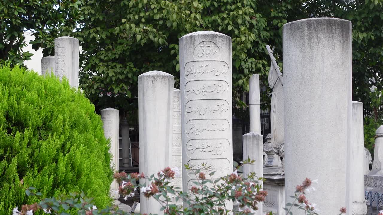 кладбище с надгробными камнями в турции