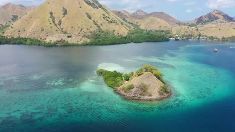 Vista-Aérea-De-La-Isla-Kelor,-Parque-Nacional-De-Komodo,-Indonesia