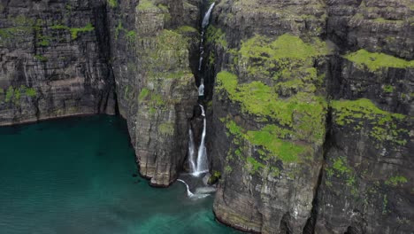 islas feroe mar acantilado cascada revelación aérea en campo remoto, nublado