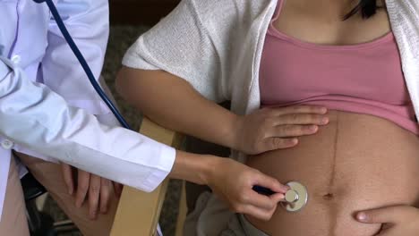 Mujer-Embarazada-Y-Médico-Ginecólogo-En-El-Hospital