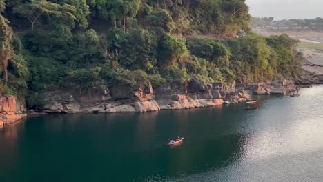 Barco-Navegando-Hermosas-Aguas-Turquesas-Del-Río-Dawki,-India