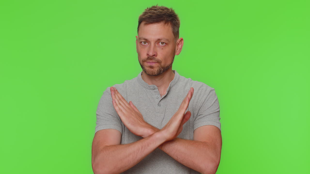 el tipo dice no sostiene la palma doblada manos cruzadas en gesto de parada, advertencia de final, acceso prohibido