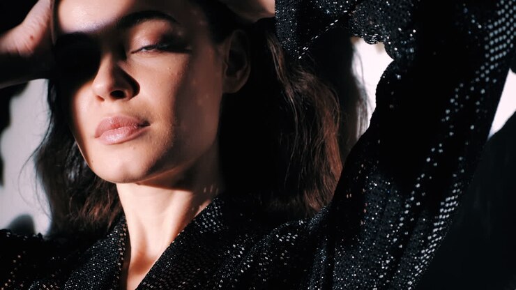 donna di moda in serata che riflette l'abito