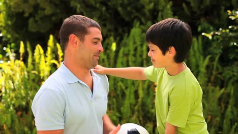 hombre jugando a la pelota con su hijo