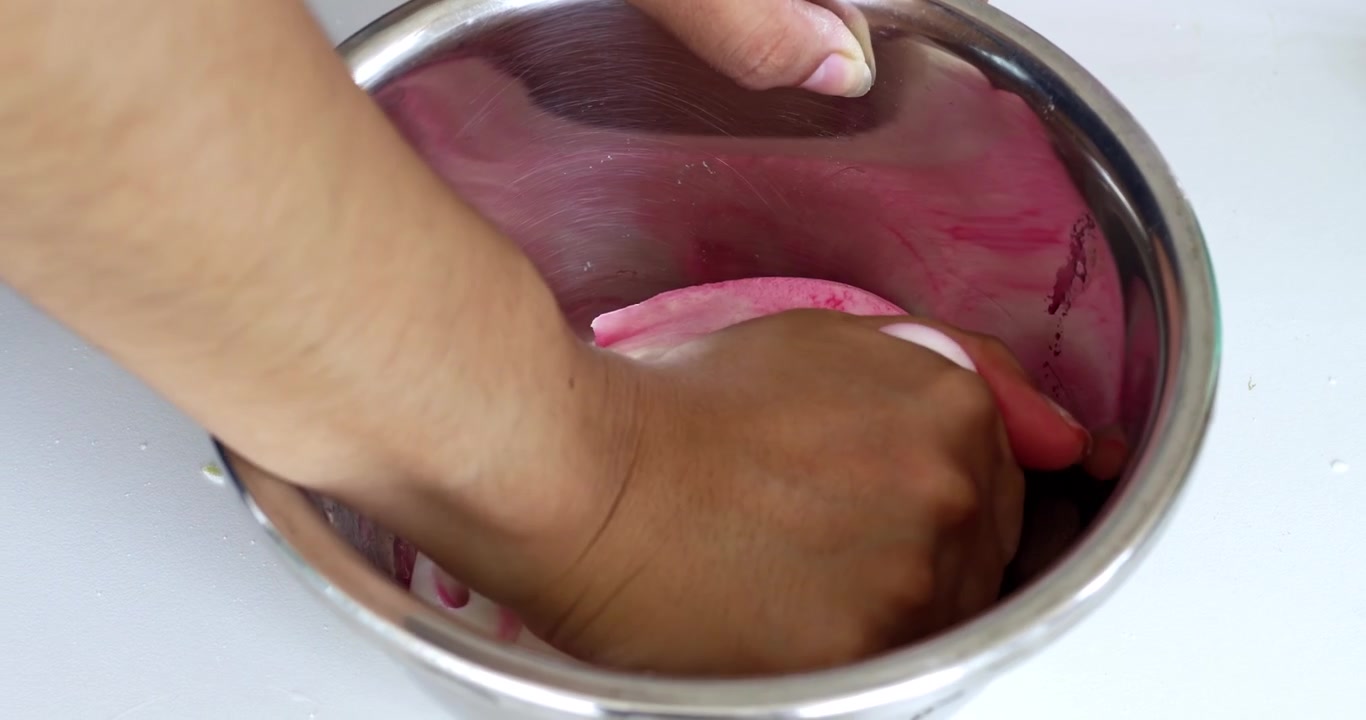 En hyggelig køkkenscene med hjemmelavet dessertfremstilling, der fremhæver den hjemlige livsstil og kærligheden til at håndlave dej for at skabe den autentiske thailandske bua loi-dessert.