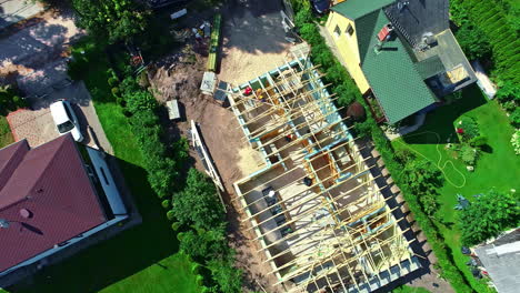 Construcción-Del-Marco-Del-Techo-De-Una-Casa---Vista-Aérea-Ascendente-Hacia-Abajo