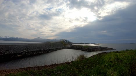 Lapso-De-Tiempo-De-La-Tarde-De-La-Carretera-Del-Océano-Atlántico-Con-El-Puente-Storseisundet-En-Medio-Del-Marco-Y-El-Hermoso-Cielo