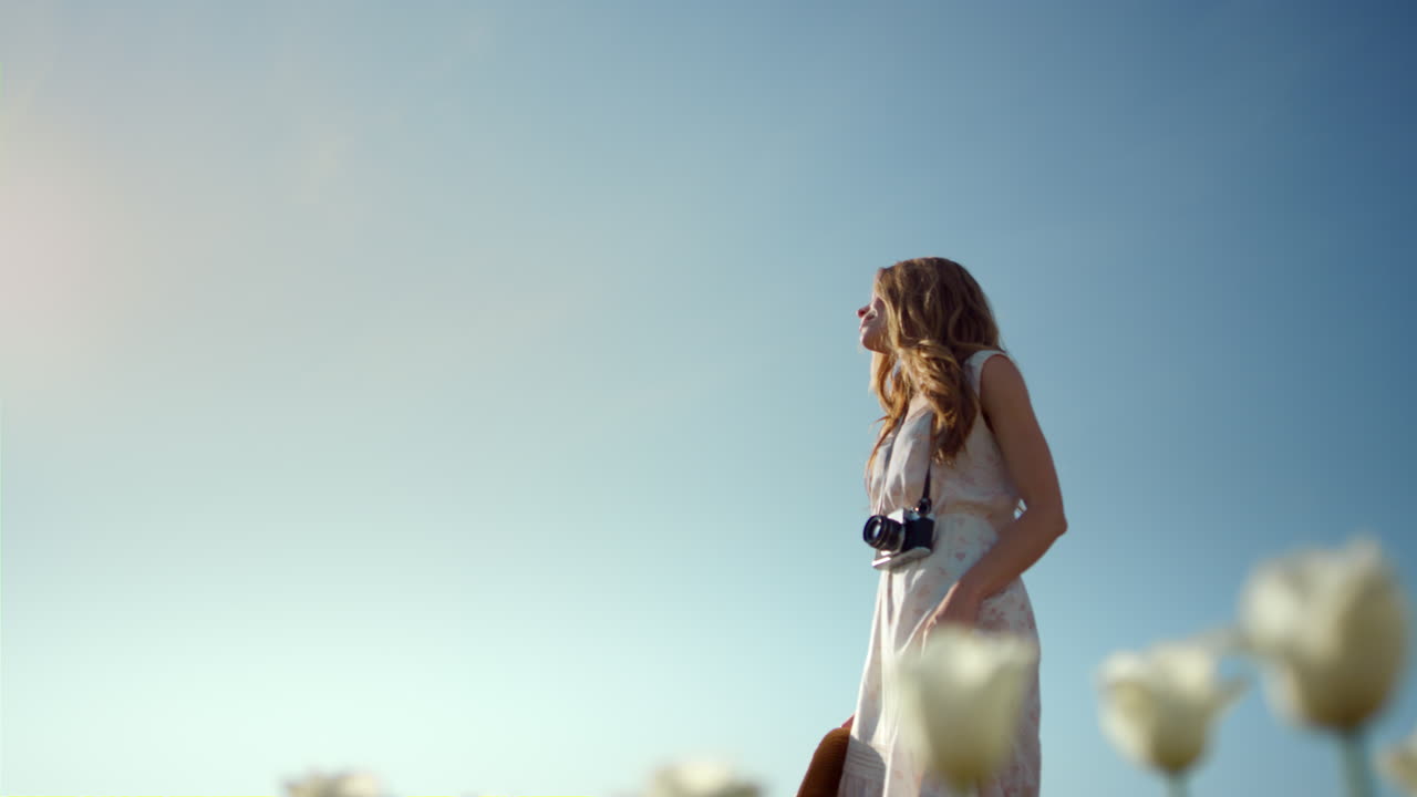 파란 하늘 배경에  ⁇  꽃을 즐기는 젊은 여자를 중심으로 카메라 회전
