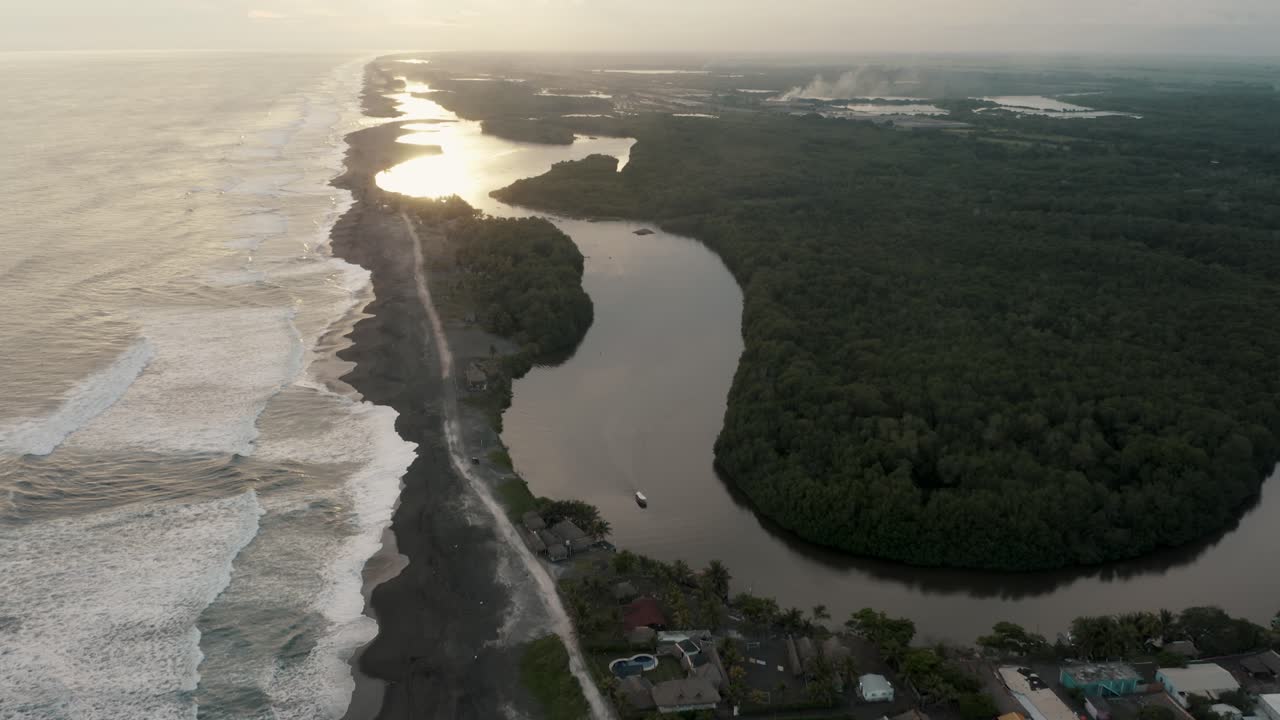 vista panorámica de la playa de el paredón en guatemala durante la puesta de sol - disparo de drones