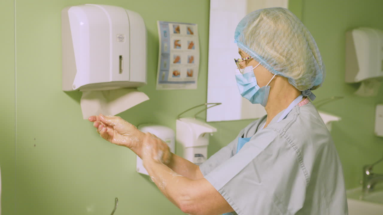 enfermera lavándose las manos en un hospital