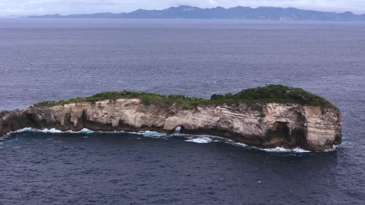 Batuabah al largo della costa della spiaggia Diamond, isola di Penida