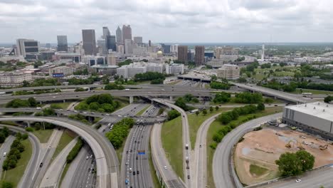 Atlanta,-Georgia-Skyline,-Verkehr-Und-Georgia-State-Capitol-Building-Mit-Drohnenvideo,-Weitwinkelschwenk-Von-Links-Nach-Rechts