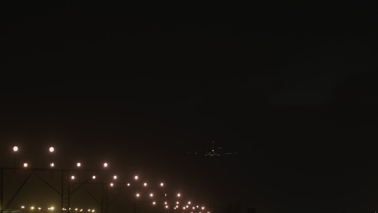 приземление самолета ночью.