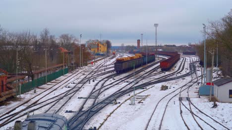 Dieselwagen-Kommt-Im-Winter-An-Der-Schneebedeckten-Eisenbahnkreuzung-An