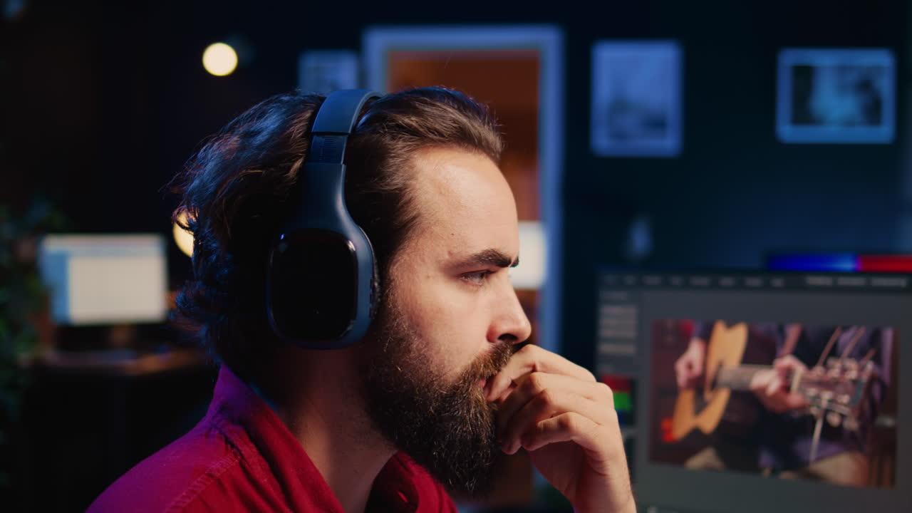 videógrafo que usa auriculares para probar y mejorar la calidad de audio utilizando software especializado