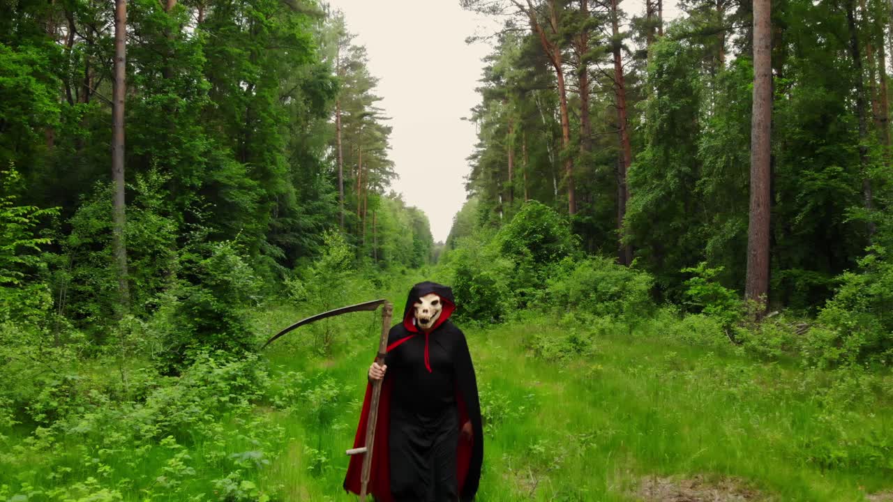 parca aterradora con guadaña caminando en el bosque