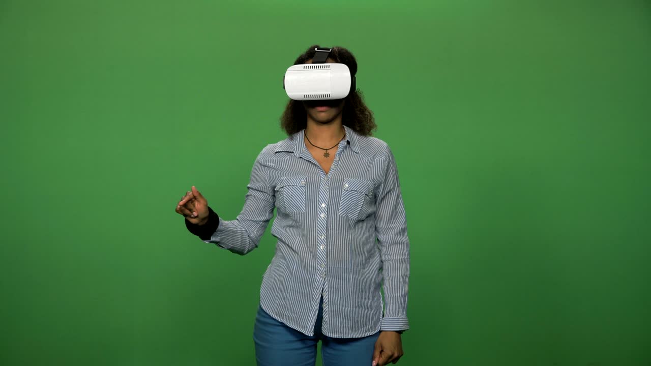 mujer negra con gafas vr