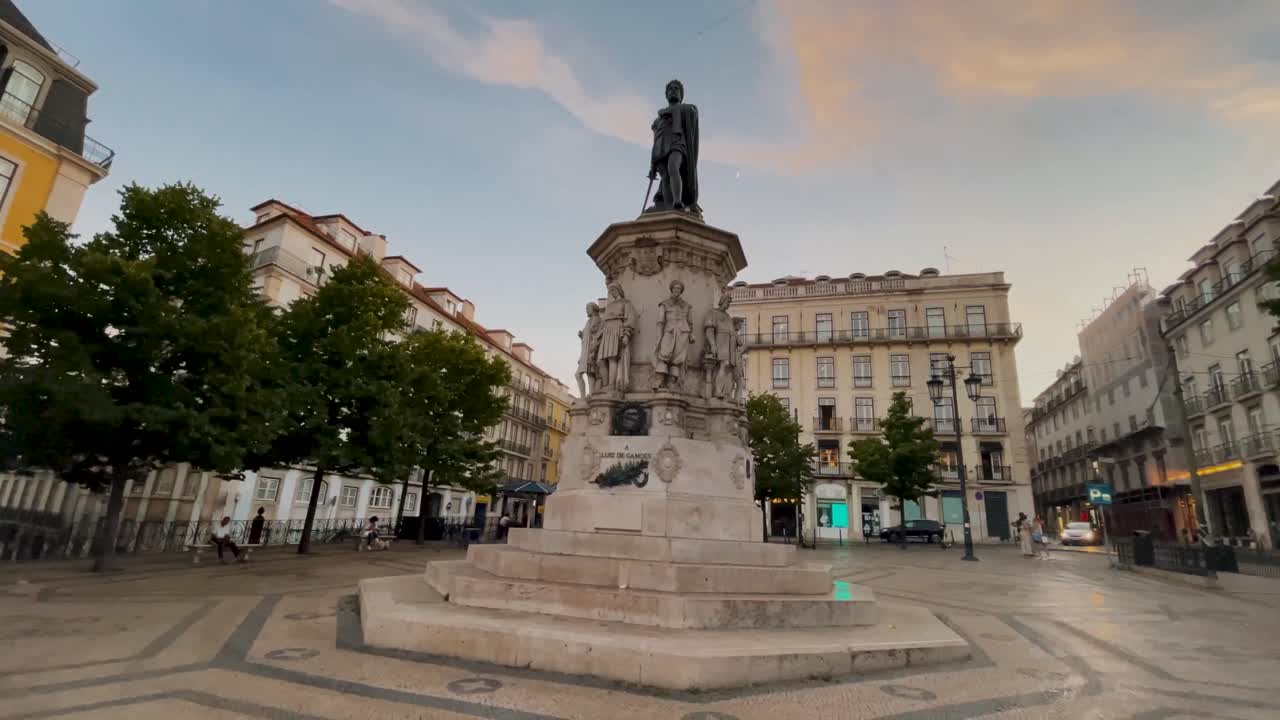 vista de la plaza luis de camoes en el centro de lisboa, portugal europa