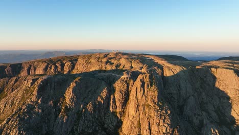 Punto-Más-Alto-De-La-Cordillera-De-La-Serra-Da-Estrela,-Cantaros