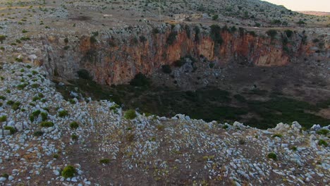 Kratersenke-In-Custonaci-Sizilien-Italien-In-Der-Nähe-Der-Stadt-San-Vito-Lo-Capo,-Luftdrohne-Dolly-Aus