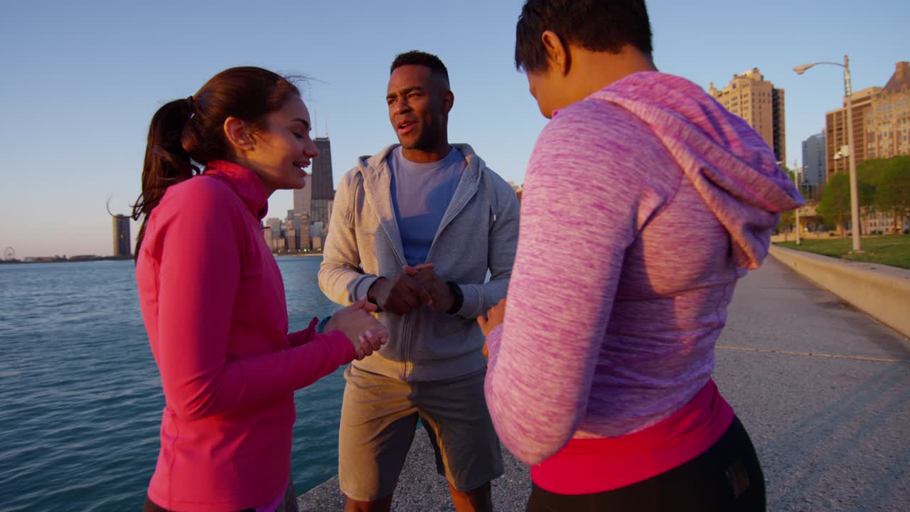 amigos multiétnicos estadounidenses descansando al aire libre después del deporte