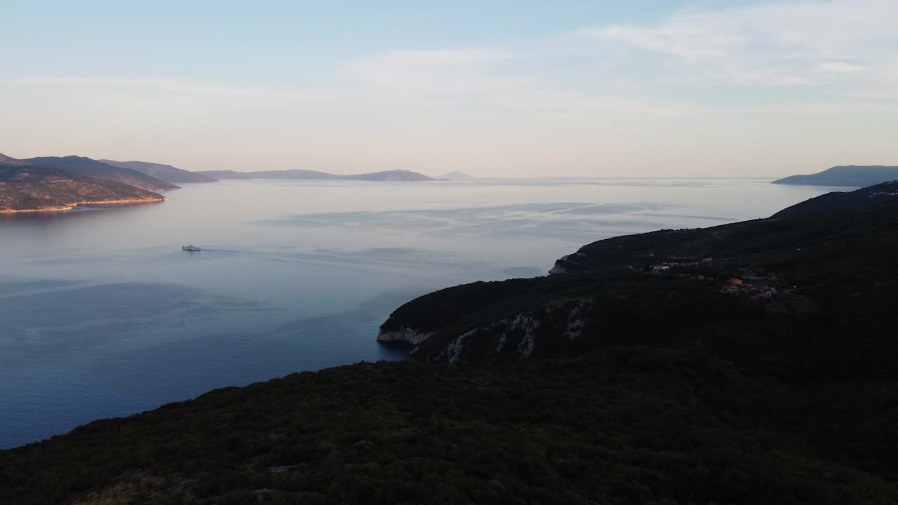 평화로운 해안의 높은 전망, 바다 거울 하늘, 먼 언덕과 함께