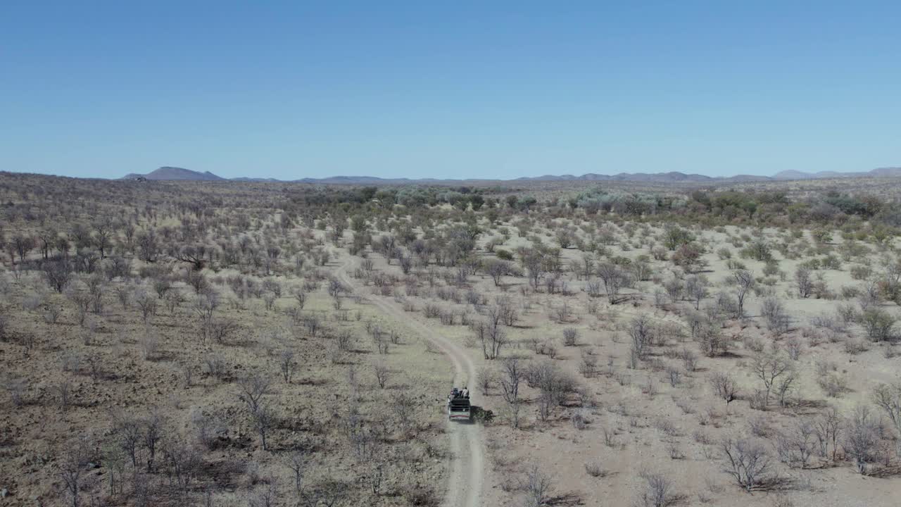conducción de vehículos todoterreno a través del territorio de namibia durante un safari, áfrica