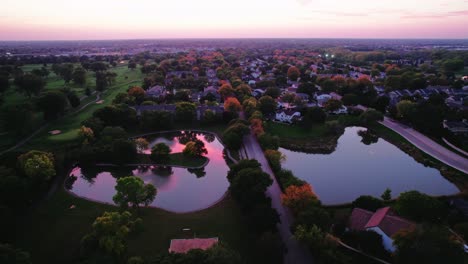 Aéreo-Sobre-Deerfield,-Ubicado-En-El-Pintoresco-Estado-De-Illinois,-Estados-Unidos,-Una-Encantadora-Ciudad-Suburbana-Que-Combina-Sin-Esfuerzo-La-Tranquilidad-De-La-Naturaleza-Con-La-Comodidad-De-La-Vida-Moderna