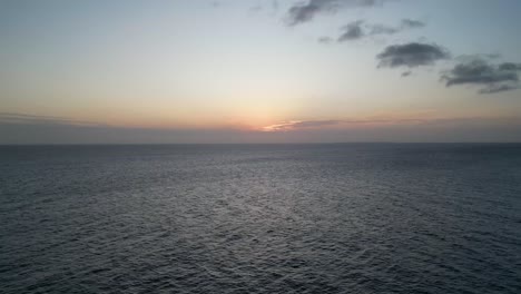 puesta de sol sobre el océano índico en la playa de kusini al este de la isla de zanzíbar, tanzania áfrica, toma aérea ascendente