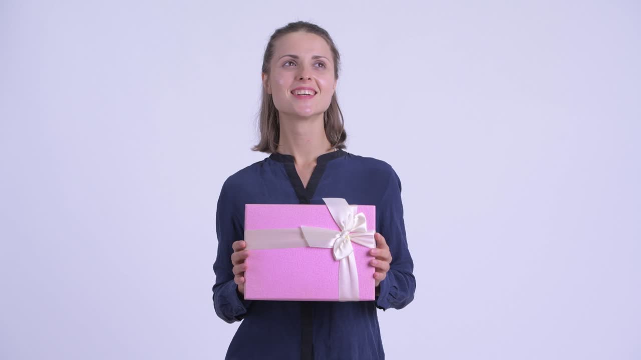 선물 상자를 가진 행복한 젊은 아름다운 사업가