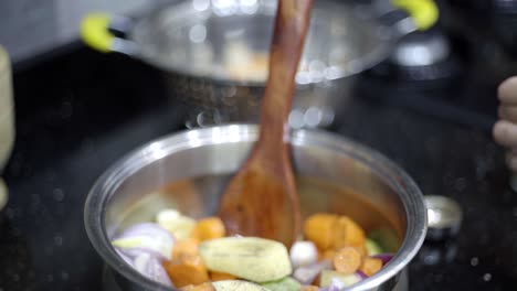 add black pepper and cumin to the preparation of vegetable soup