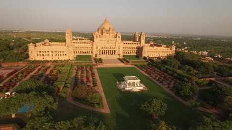 Una-Vista-Aérea-Muestra-El-Palacio-Umaid-Bhawan-Y-Sus-Terrenos-En-Jodhpur-India-2