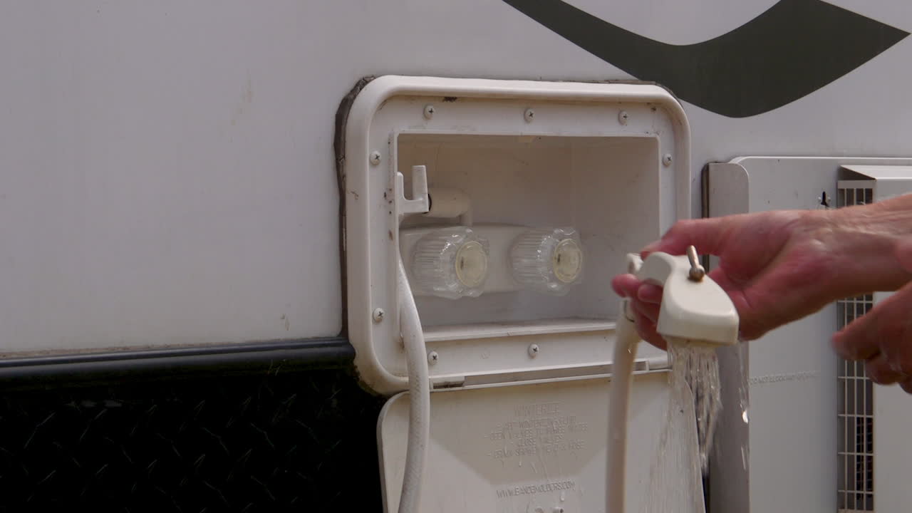 야외 샤워를 켜고 손을 는 것