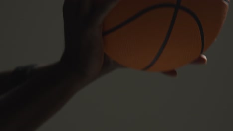 Nahaufnahme-Eines-Männlichen-Basketballspielers-Mit-Händen,-Die-Den-Ball-Bereit-Halten,-Um-Korb-1-Zu-Schießen