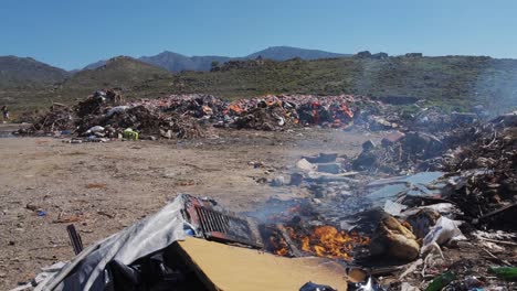 fuego ardiendo en cámara lenta en un vertedero