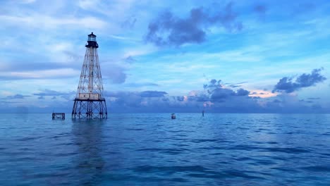 impresionante clip del océano y un faro flotante en el fondo en el área de alligator reef light house en florida keys, ee. uu.